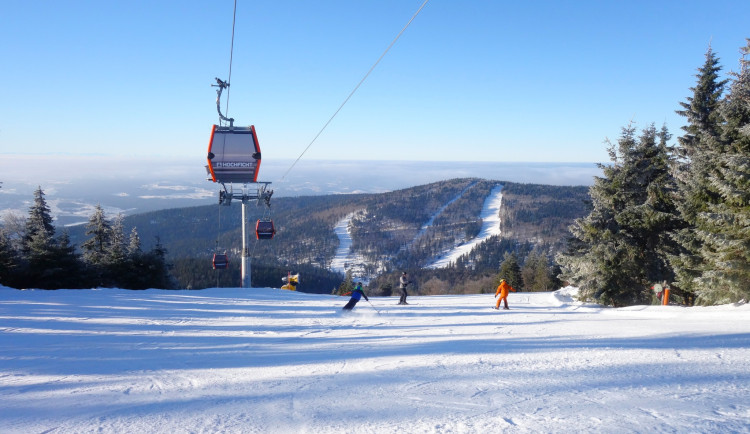 Lyžařské areály na jihu Čech zůstávají v provozu, i když sněhu ubývá
