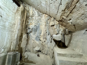 Skála, do které je elektrárna zasazena.