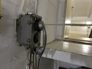 V prostorách elektrárny jsou různě staré telefony, všechny však fungují.