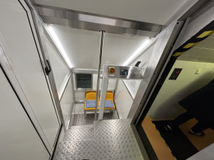 Do výtahu, který návštěvníky i zaměstnance vozí do elektrárny, se vejde několik lidí.