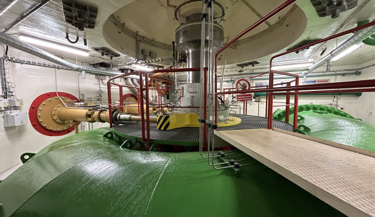 Při prohlídce je možné vidět strojovnu 160 metrů pod hladinou Vltavy, generátor s rotorem o hmotnosti 240 tun či výtokový kanál.