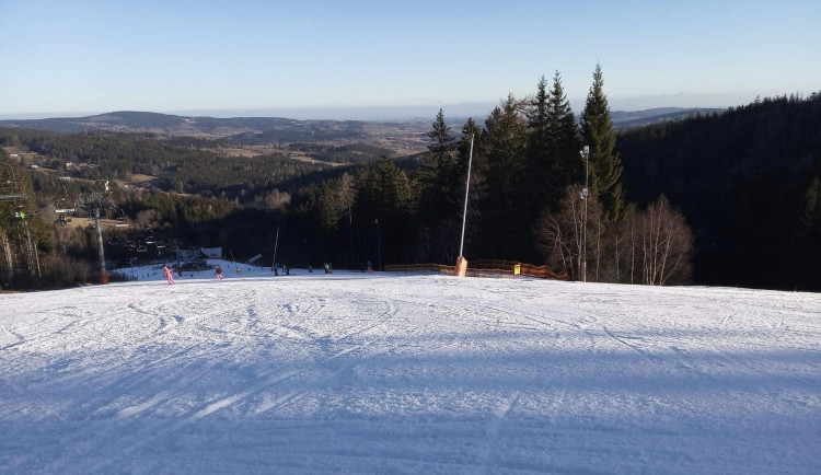 Jihočeské skiareály Zadov a Lipno ruší večerní lyžování, zůstane denní provoz