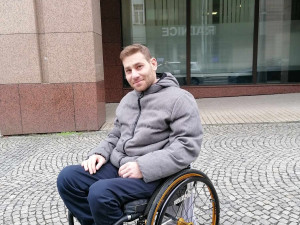 Po vážném onemocnění skončil Jan na vozíku. Nyní sní o tom, že se opět postaví na nohy