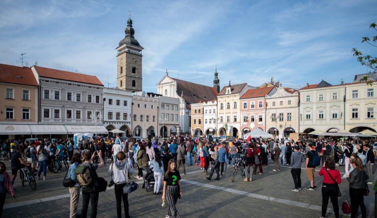 Češi jsou spokojení se svým životem, ale ne s vývojem společnosti, vyplývá z průzkumu