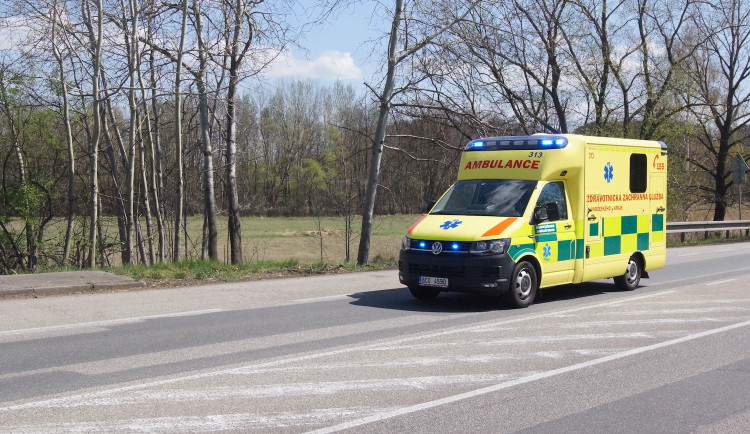 U Rájova se srazila tři auta. Silnice na Český Krumlov je uzavřená