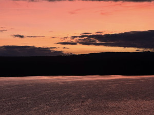 Rudě zbarvené nebe ráno i večer. Jak vznikají červánky a o čem vypovídají?