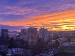 Rudě zbarvené nebe ráno i večer. Jak vznikají červánky a o čem vypovídají?