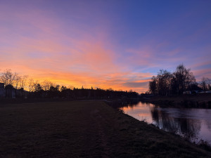 Rudě zbarvené nebe ráno i večer. Jak vznikají červánky a o čem vypovídají?