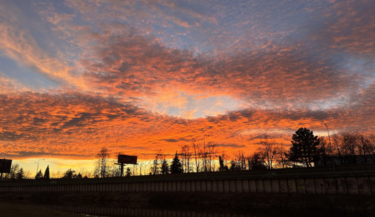 Rudě zbarvené nebe ráno i večer. Jak vznikají červánky a o čem vypovídají?