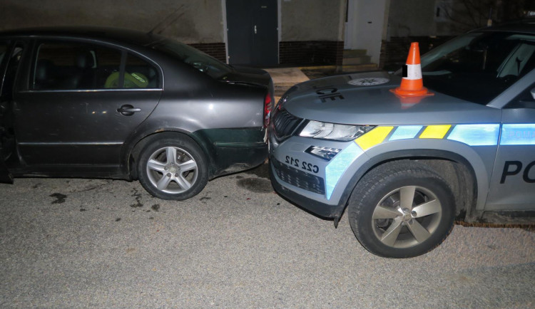 Dvacetiletá dívka bez řidičáku nacouvala do policejního auta