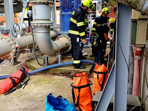 Do šestimetrové šachty ve Strakonicích spadl člověk. Vyprostit ho museli hasiči