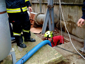Do šestimetrové šachty ve Strakonicích spadl člověk. Vyprostit ho museli hasiči