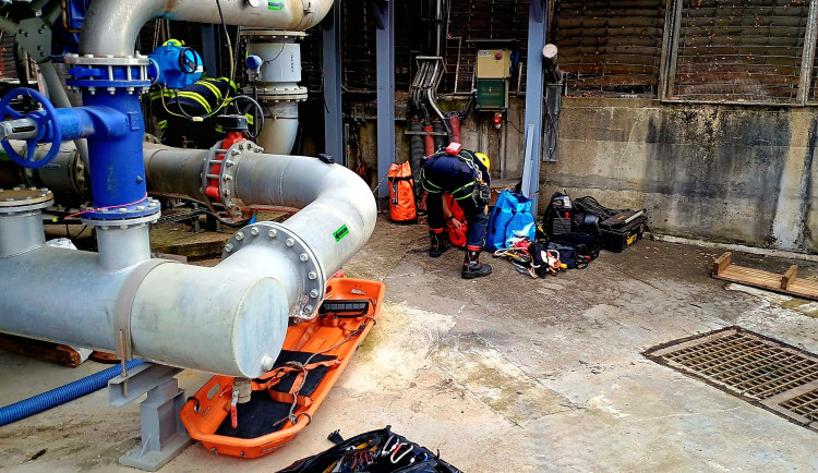 Do šestimetrové šachty ve Strakonicích spadl člověk. Vyprostit ho museli hasiči