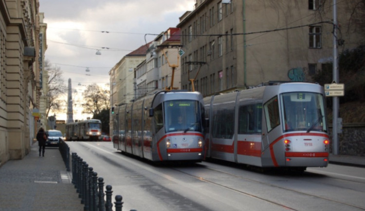 Muž řekl hlučným cestujícím v šalině, aby se ztišili. Ti ho vyvlekli na ulici a zmlátili