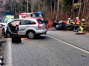 V Lipně nad Vltavou se srazila dvě auta. Záchranáři ošetřili šest lidí, z toho tři děti