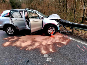 V Lipně nad Vltavou se srazila dvě auta. Záchranáři ošetřili šest lidí, z toho tři děti