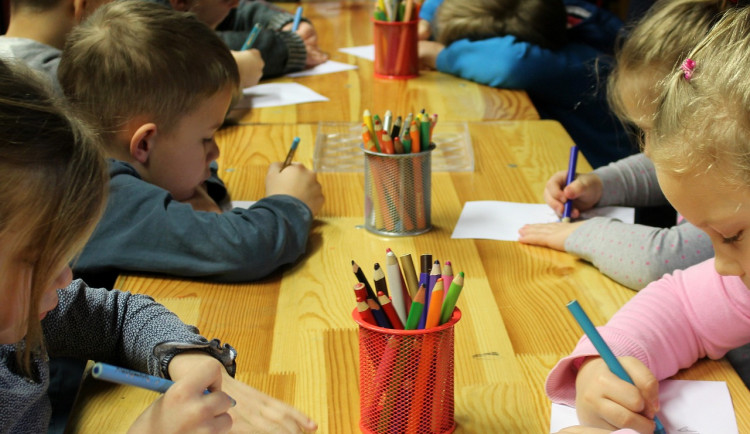 Počet dětí ukrajinských uprchlíků na školách na jihu Čech se za rok nezměnil