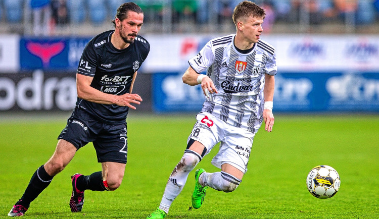 Patrik Hellebrand (v bílém).