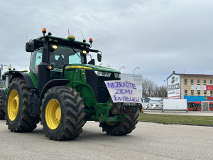 Zemědělci protestují i na jihu Čech. Desítky traktorů přijely do krajského města