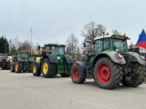 Zemědělci protestují i na jihu Čech. Desítky traktorů přijely do krajského města