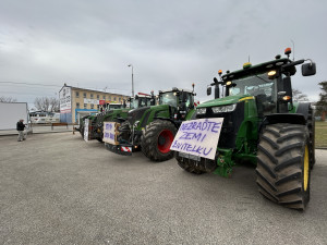Zemědělci protestují i na jihu Čech. Desítky traktorů přijely do krajského města