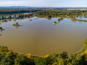 Nedaleko jsou například Vrbenské rybníky.