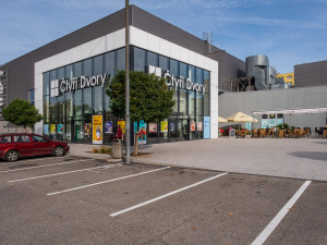 V okolí je i řada obchodů a dalších služeb.