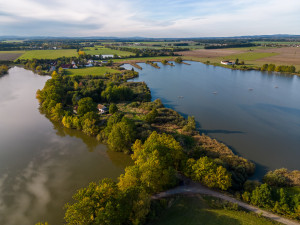 Nedaleko jsou například Vrbenské rybníky.