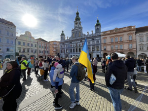 Na budějckém náměstí uctili lidé památku obětí konfliktu na Ukrajině. Na akci dorazily desítky lidí