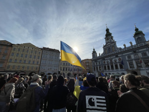 Na budějickém náměstí uctili lidé památku obětí konfliktu na Ukrajině. Na akci dorazily desítky lidí