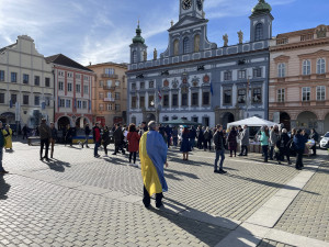 Na budějickém náměstí uctili lidé památku obětí konfliktu na Ukrajině. Na akci dorazily desítky lidí