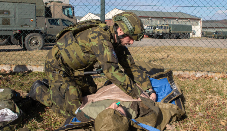 Čeští vojáci se chystají na misi v Lotyšsku. Součástí je zdravotnická příprava