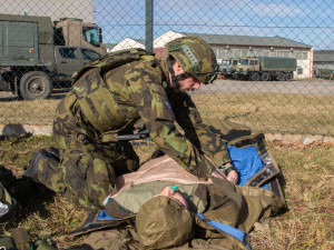 Čeští vojáci se chystají na misi v Lotyšsku. Součástí je zdravotnická příprava