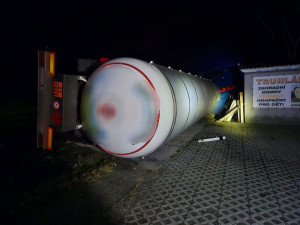 Na jihu Čech v noci havarovala cisterna s butanem
