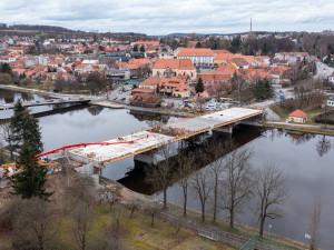 FOTOGALERIE: V Týně nad Vltavou pokračuje výstavba mostu přes Vltavu