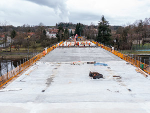 FOTOGALERIE: V Týně nad Vltavou pokračuje výstavba mostu přes Vltavu