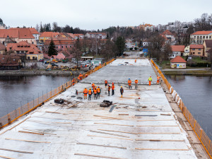 FOTOGALERIE: V Týně nad Vltavou pokračuje výstavba mostu přes Vltavu