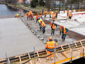 FOTOGALERIE: V Týně nad Vltavou pokračuje výstavba mostu přes Vltavu