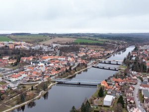 FOTOGALERIE: V Týně nad Vltavou pokračuje výstavba mostu přes Vltavu