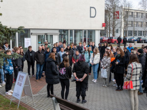 Lepší na vlastní oči než jen online, říkají maturanti. Na VŠTE zamíří i ve středu
