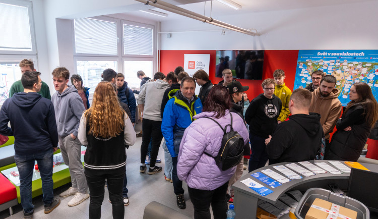 Lepší na vlastní oči než jen online, říkají maturanti. Na VŠTE zamíří i ve středu