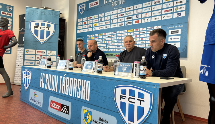 Zleva: Kapitán Pavel Novák, trenér Roman Nádvorník, majitel klubu Petr Kolář a výkonný ředitel Martin Vozábal.