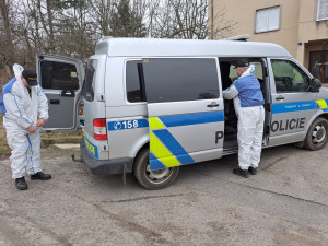 Závažný zločin na jihu Čech. Policie našla dvě mrtvá těla po požáru auta a chaty