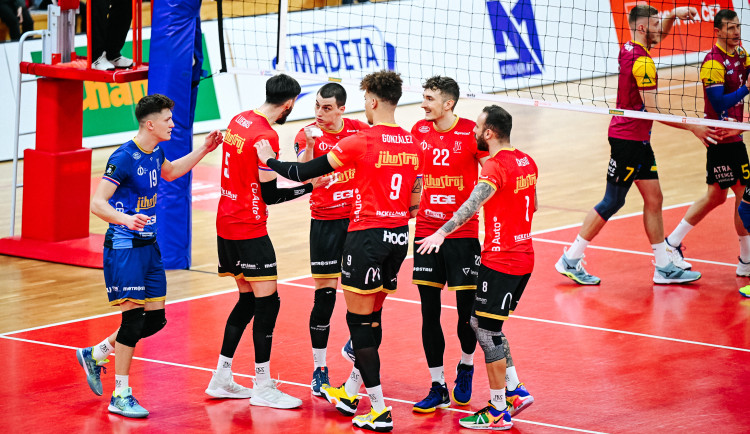 Jihostroj ve slavnostním duelu smetl Duklu 3:0 a play-off začne doma
