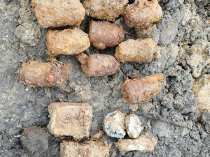 Při výstavbě dálnice našli desítky kilogramů munice. Lidé dnes v okolí uslyší výbuchy