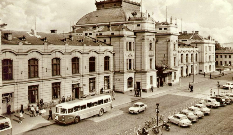 Nádraží před rokem 1971.