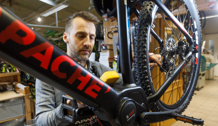 DajSport nabízí nejlevnější a nejlehčí elektrokolo Apache s pohonem Bosch