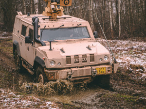 Zapnutá redukce převodového stupně pomáhá řidičům zdolat náročný terén.