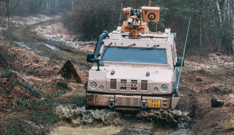 Trénovali jízdu v terénu.