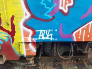 Sprejer se vyřádil na odstavených lokomotivách. Policie hledá svědky